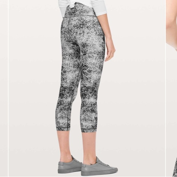 Lululemon Wunder Under Crop (High-Rise) *Full-On Luxtreme 21" EUC - Picture 4 of 14